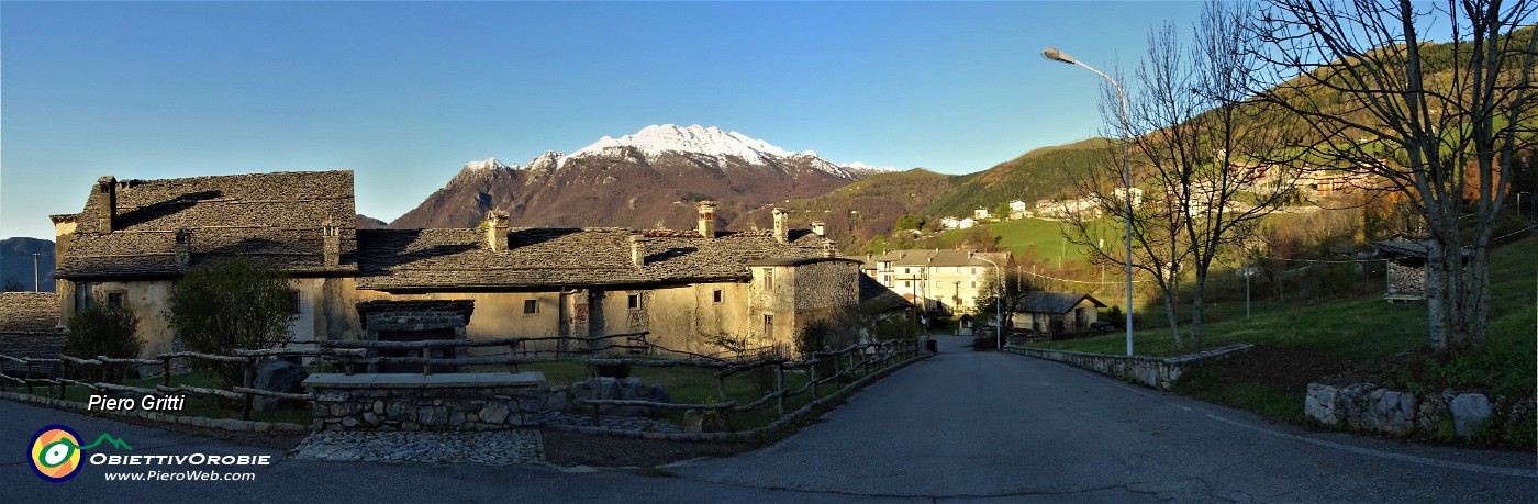 10 Vista panoramica sull'antico borgo di Arnosto di Fuipiano Imagna con vista in Resegone.jpg